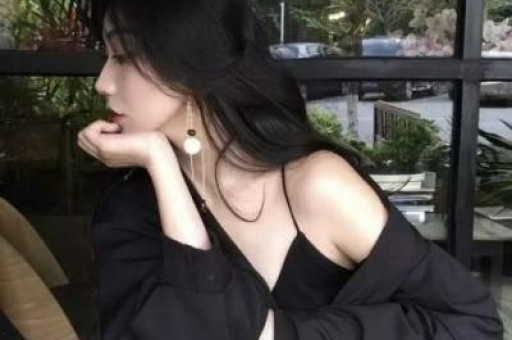 机场暖心举动：王鹤棣的温柔时刻